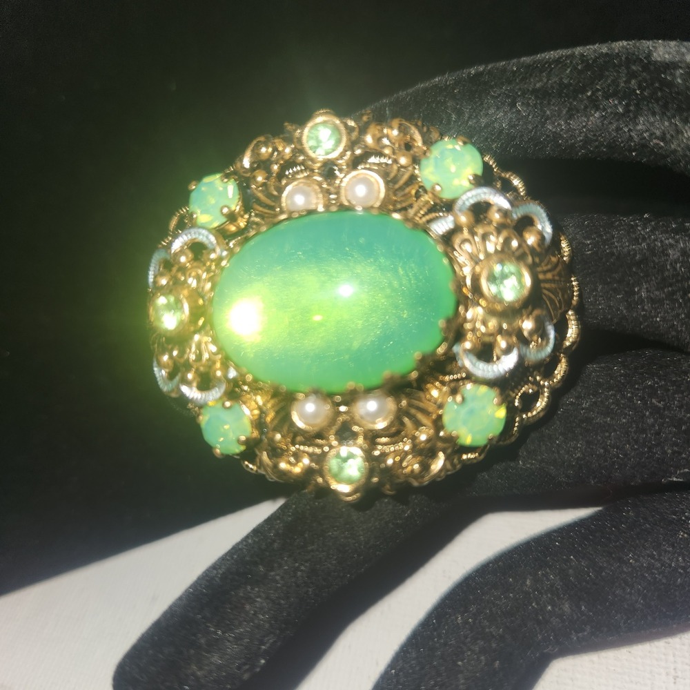 Vintage west Germany Green Cabochon Brooch Gold Tone Filigree Pearl Rhinestone - Picture 4 of 14